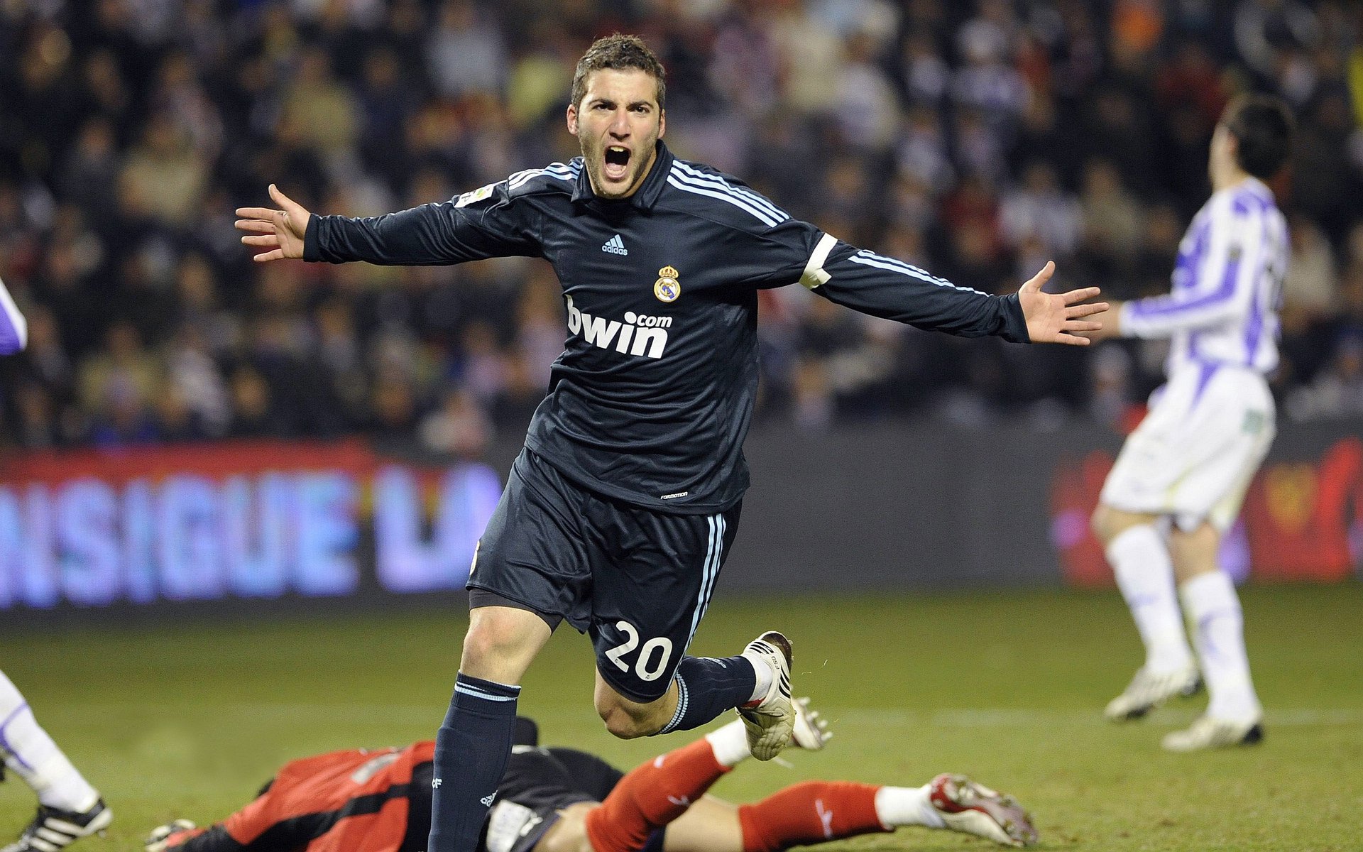 开云esports-_勇士三分如雨，场场火花四溅_，勇士三分庆祝动作